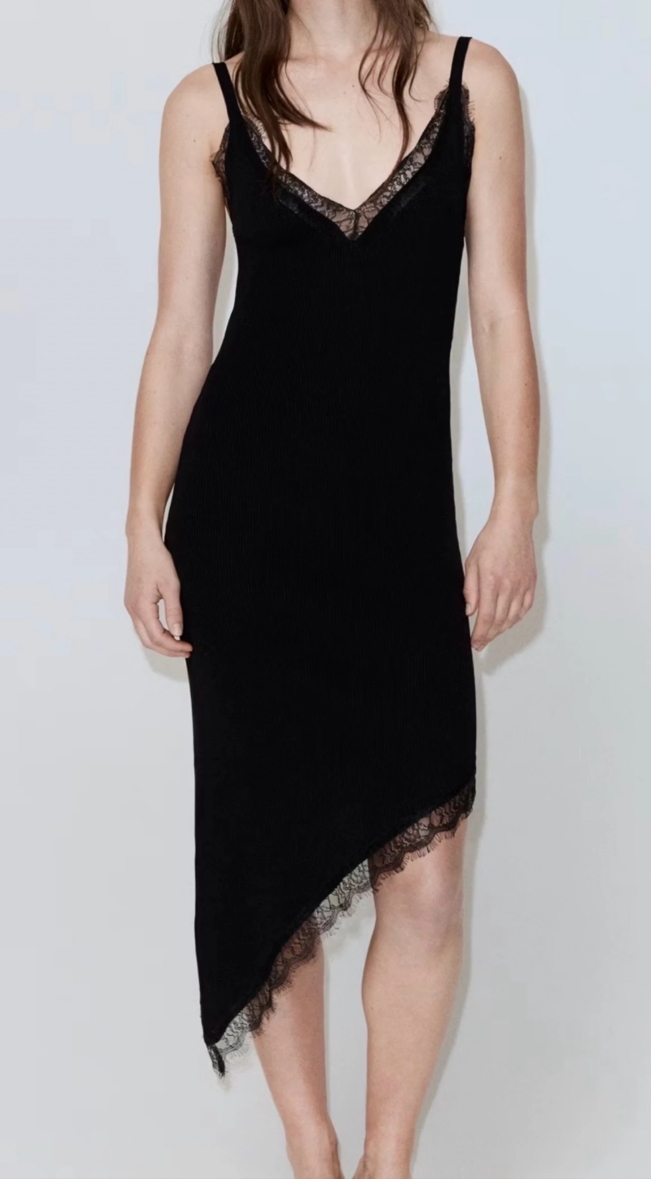 Vestido assimétrico rendado  Mango 